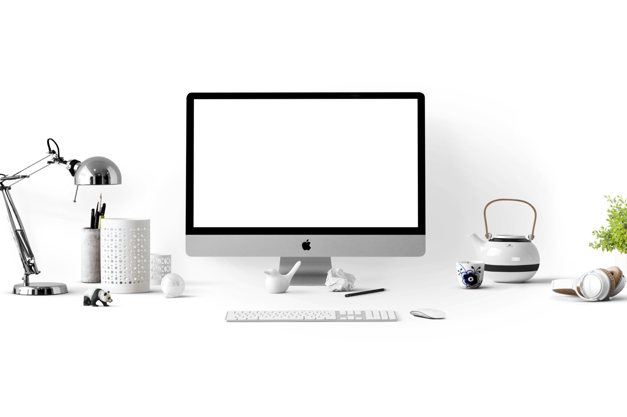 Bureau minimaliste avec un iMac, une lampe et des fournitures de bureau, idéal pour des arrière-plans technologiques.